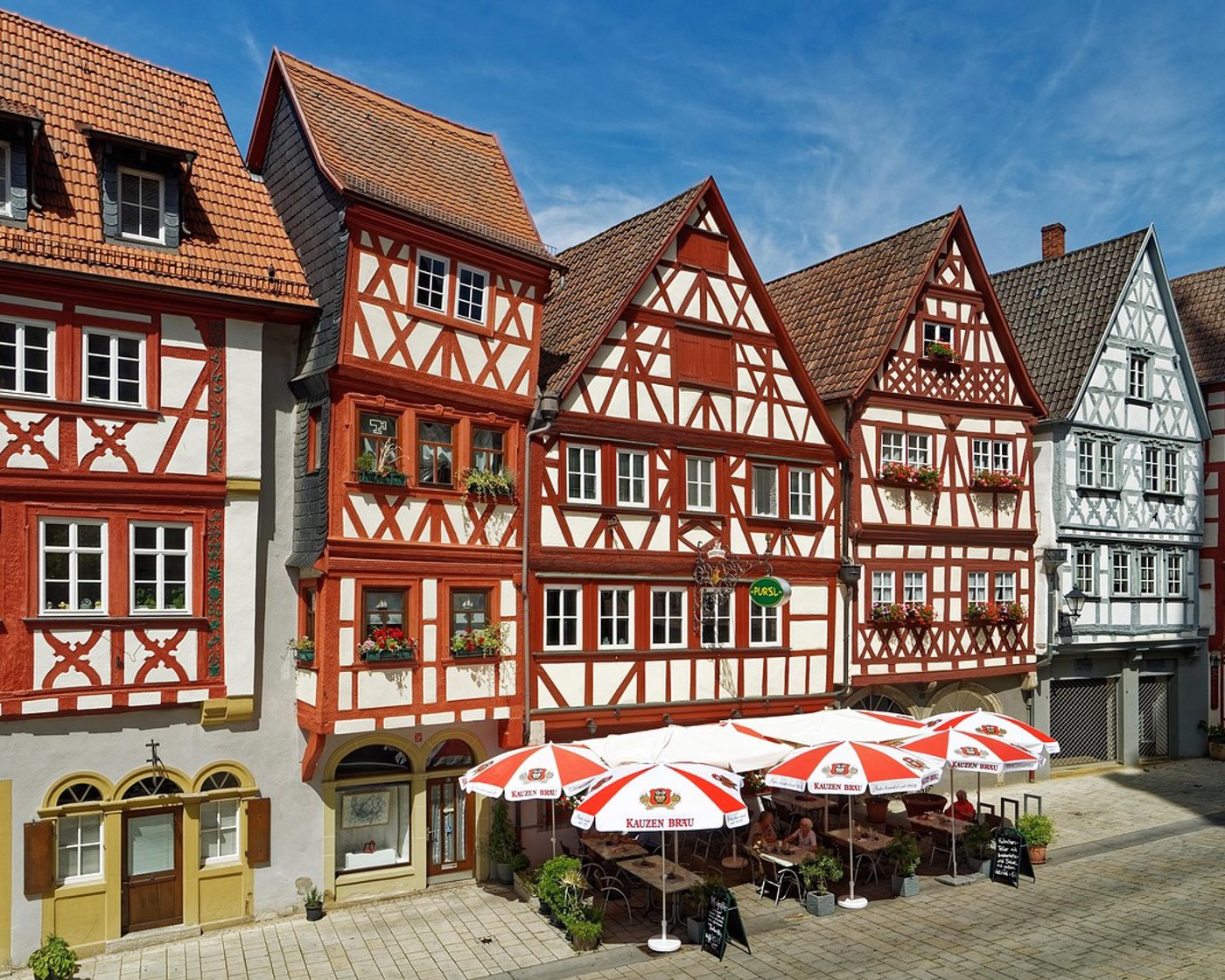 Fachwerkhäuser an einem sonnigen Marktplatz in Franken